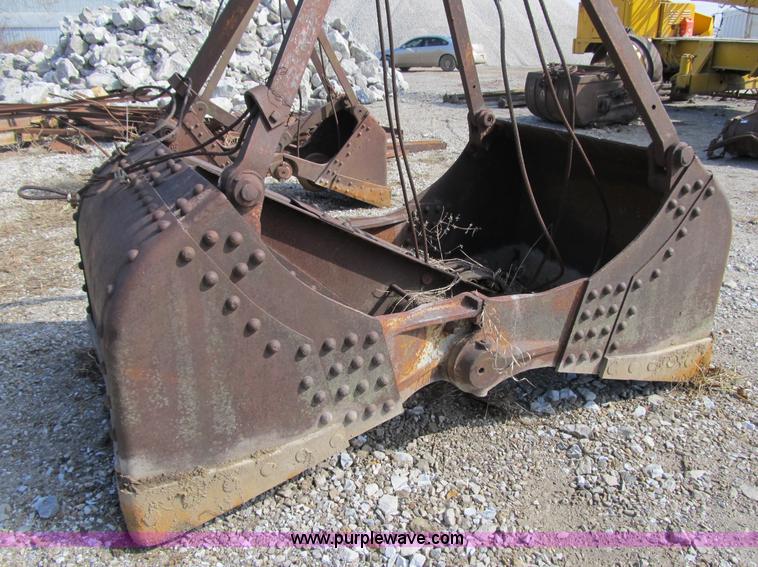 image for item 4074 Clamshell bucket