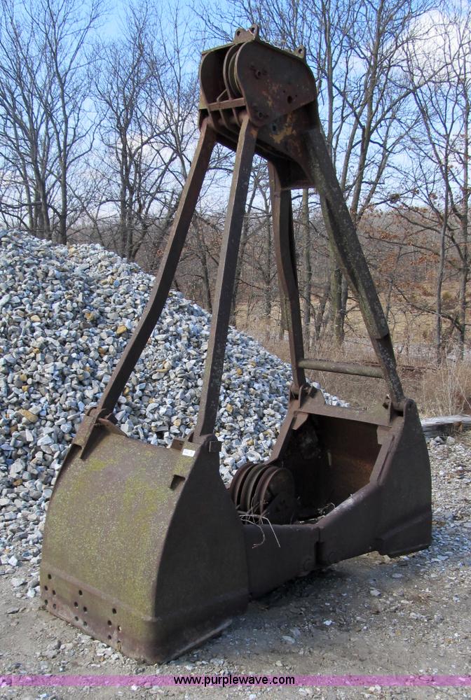 image for item 4075 Clamshell bucket