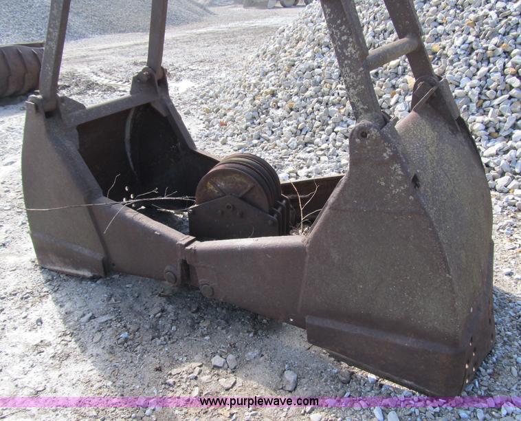 image for item 4075 Clamshell bucket