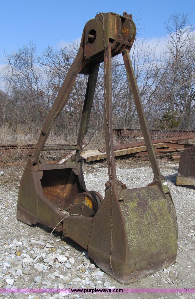 image for item 4075 Clamshell bucket