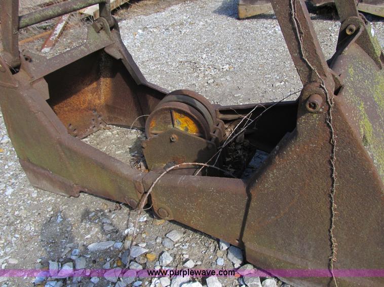 image for item 4075 Clamshell bucket