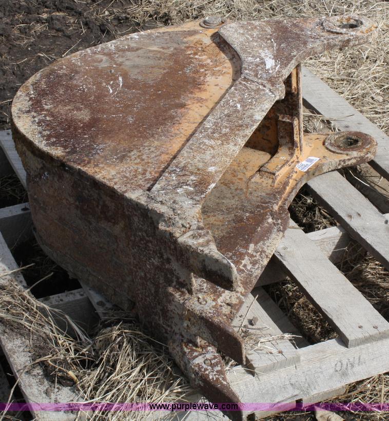 image for item 4946 Ford 12" backhoe bucket