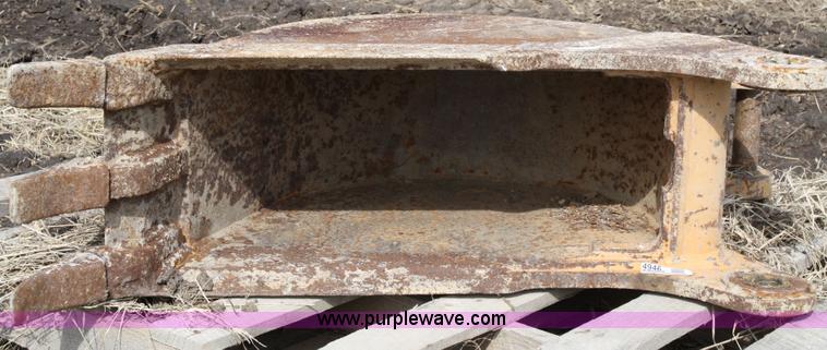 image for item 4946 Ford 12" backhoe bucket