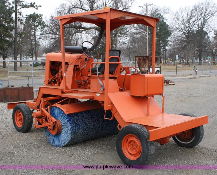 image for item 5032 Broce T15 broom