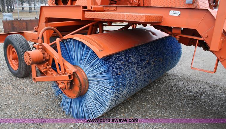 image for item 5032 Broce T15 broom