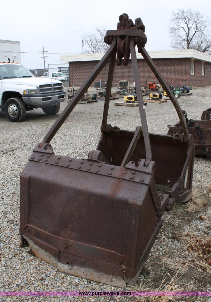 image for item 5081 Kiesler clam shell bucket