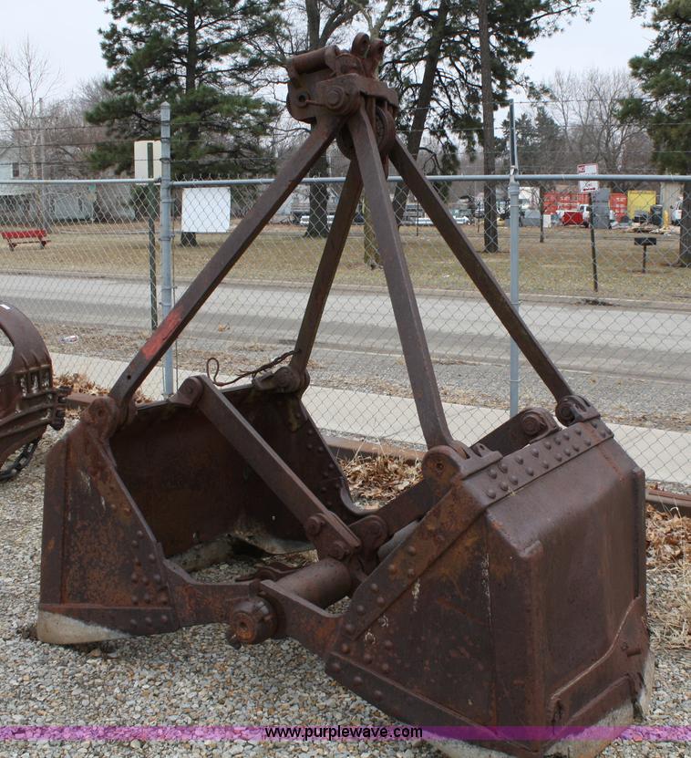 image for item 5081 Kiesler clam shell bucket