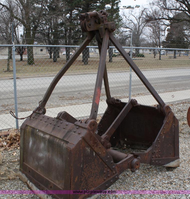 image for item 5081 Kiesler clam shell bucket
