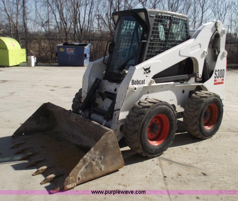 image for item 5441 2005 Bobcat S300 gold package skid steer