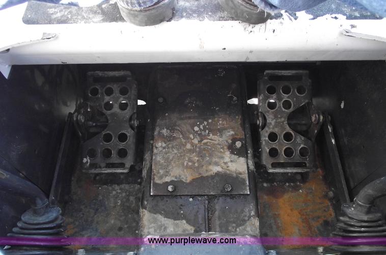 image for item 5443 2003 Bobcat S250 skid steer