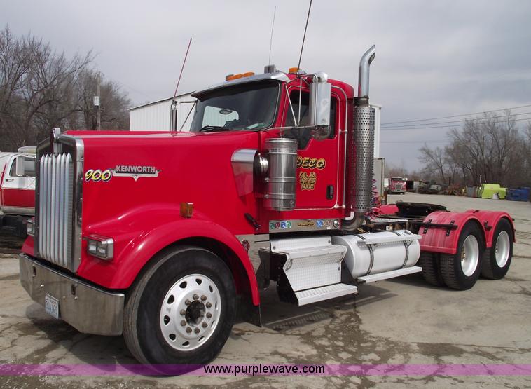 image for item 5552 2004 Kenworth W900B semi truck