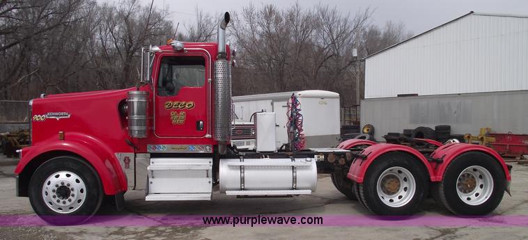 image for item 5552 2004 Kenworth W900B semi truck