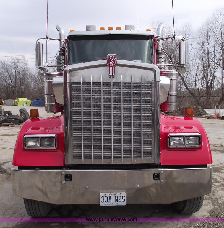 image for item 5552 2004 Kenworth W900B semi truck
