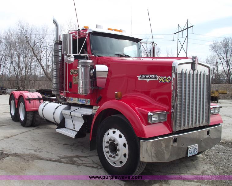 image for item 5552 2004 Kenworth W900B semi truck