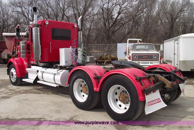 image for item 5552 2004 Kenworth W900B semi truck