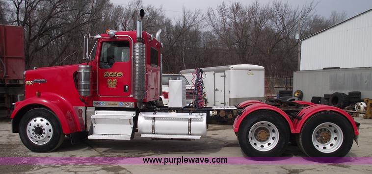 image for item 5552 2004 Kenworth W900B semi truck
