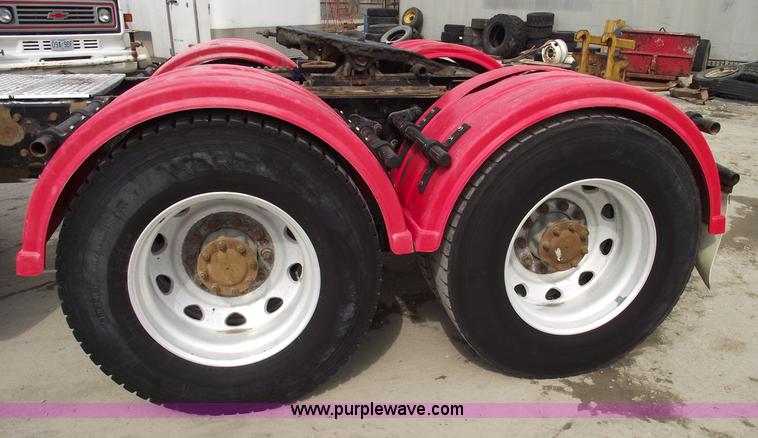 image for item 5552 2004 Kenworth W900B semi truck