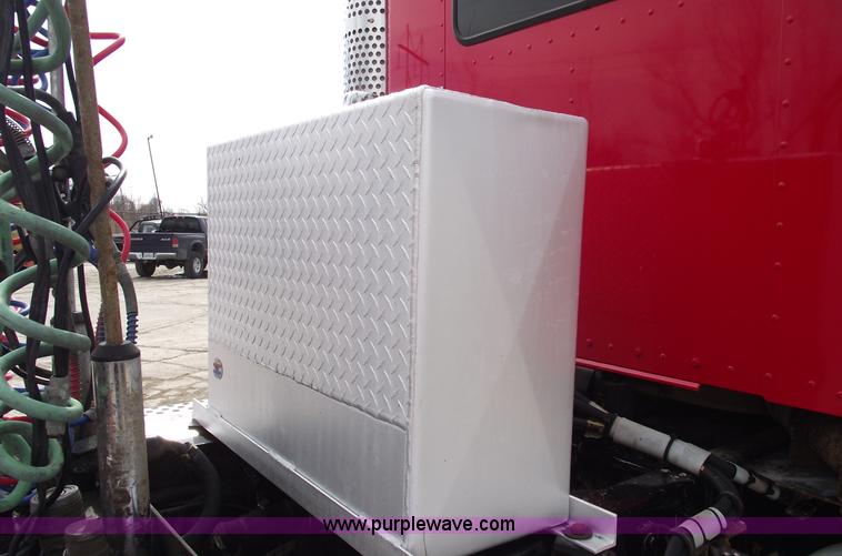 image for item 5552 2004 Kenworth W900B semi truck