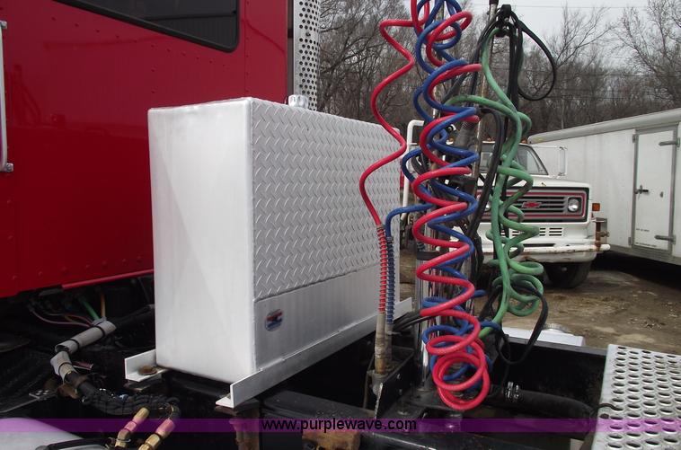 image for item 5552 2004 Kenworth W900B semi truck