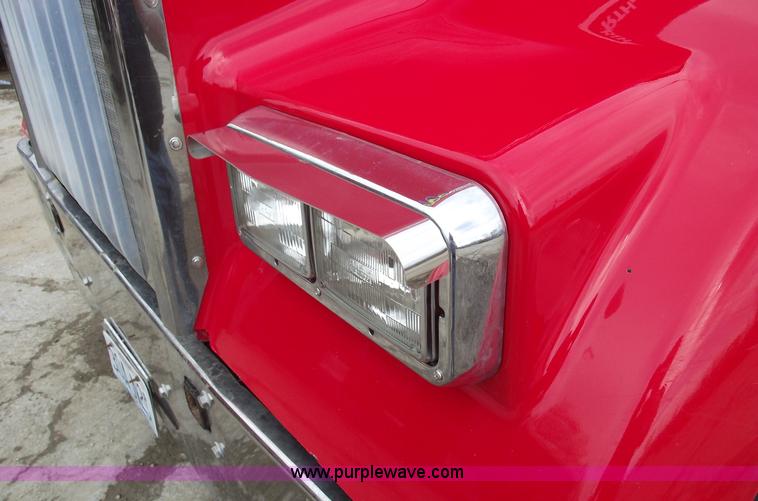 image for item 5552 2004 Kenworth W900B semi truck