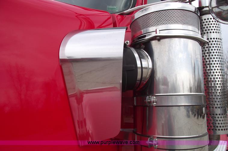 image for item 5552 2004 Kenworth W900B semi truck