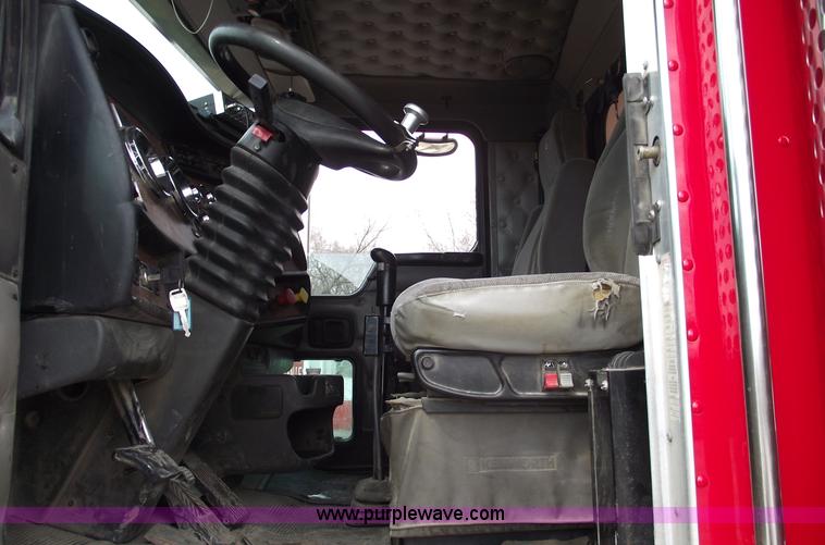 image for item 5552 2004 Kenworth W900B semi truck