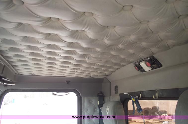 image for item 5552 2004 Kenworth W900B semi truck