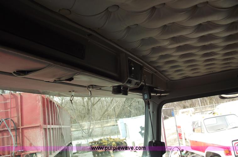 image for item 5552 2004 Kenworth W900B semi truck