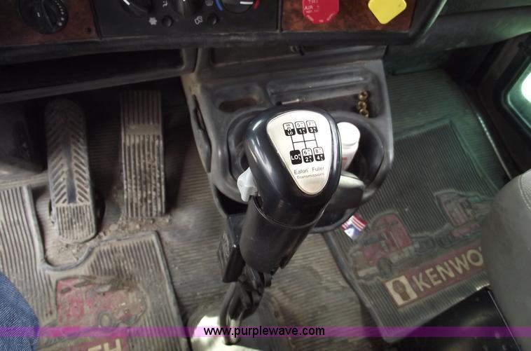 image for item 5552 2004 Kenworth W900B semi truck