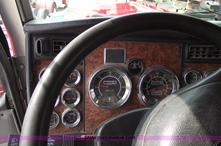 image for item 5552 2004 Kenworth W900B semi truck