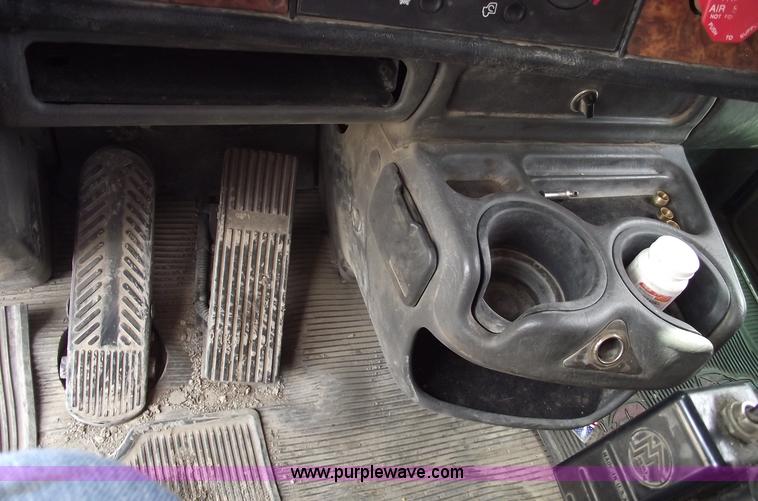 image for item 5552 2004 Kenworth W900B semi truck