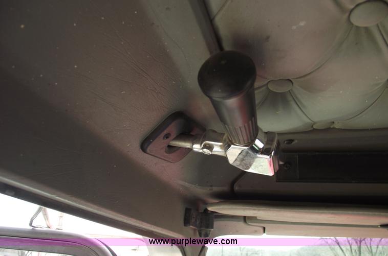 image for item 5552 2004 Kenworth W900B semi truck