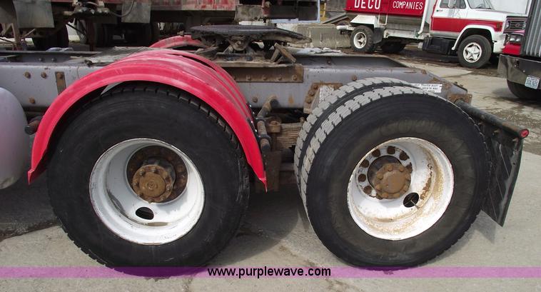 image for item 5553 1993 Peterbilt 378 semi truck