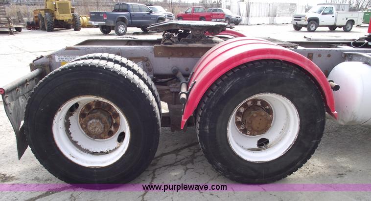 image for item 5553 1993 Peterbilt 378 semi truck