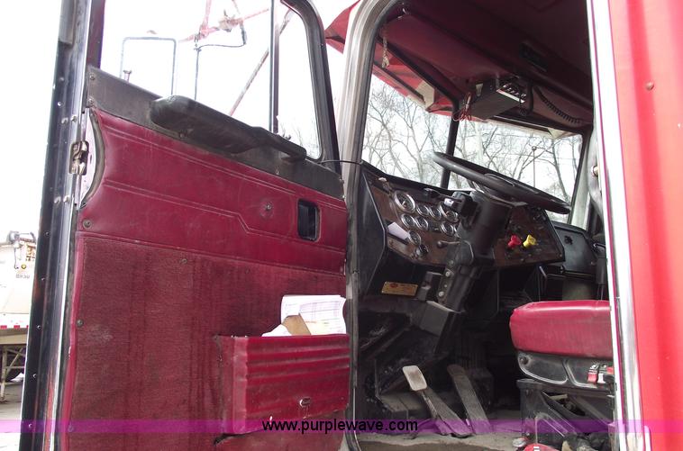 image for item 5553 1993 Peterbilt 378 semi truck