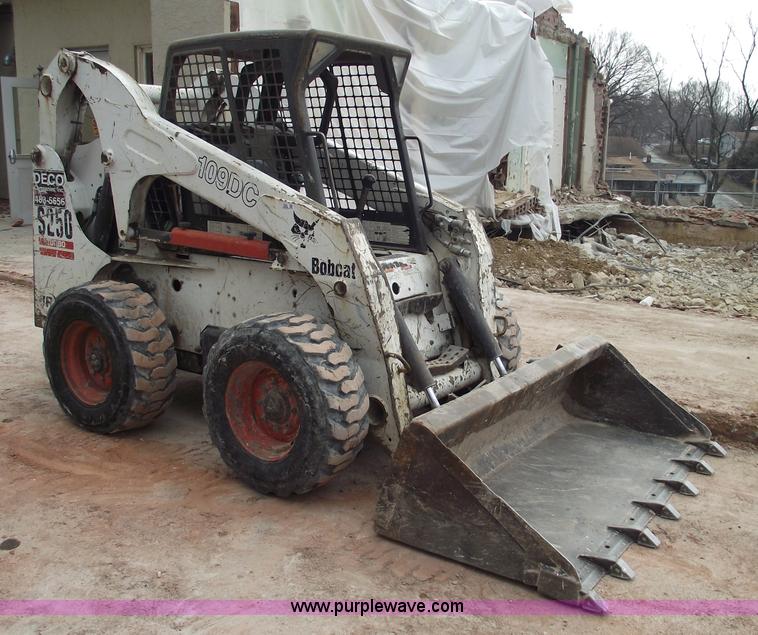 image for item 5560 2003 Bobcat S250 skid steer