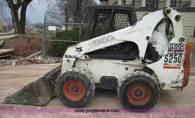 image for item 5560 2003 Bobcat S250 skid steer