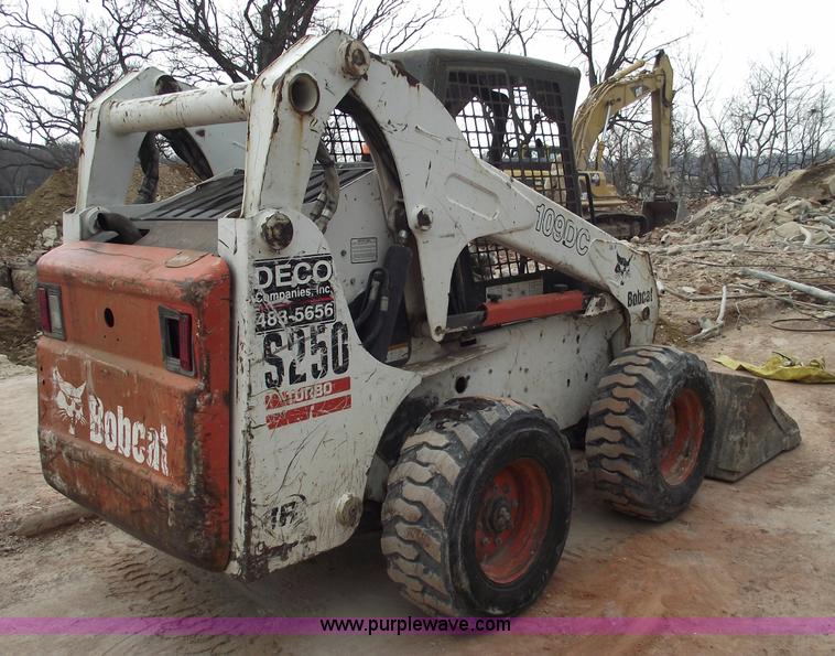 image for item 5560 2003 Bobcat S250 skid steer