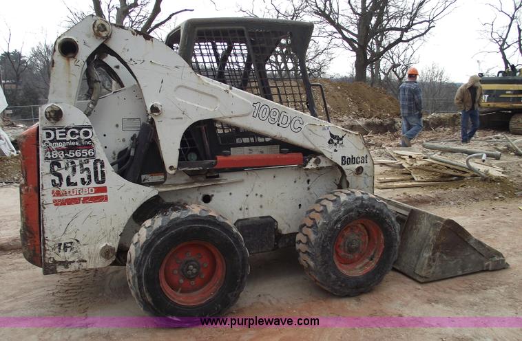 image for item 5560 2003 Bobcat S250 skid steer