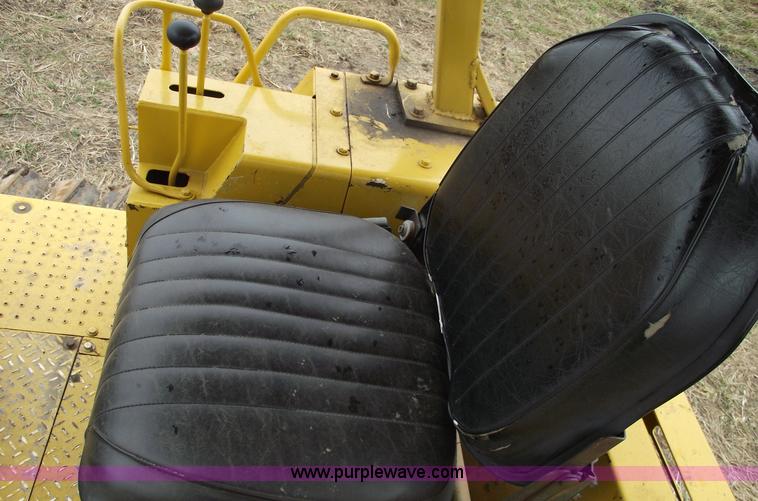 image for item 5576 1989 Caterpillar D3C dozer