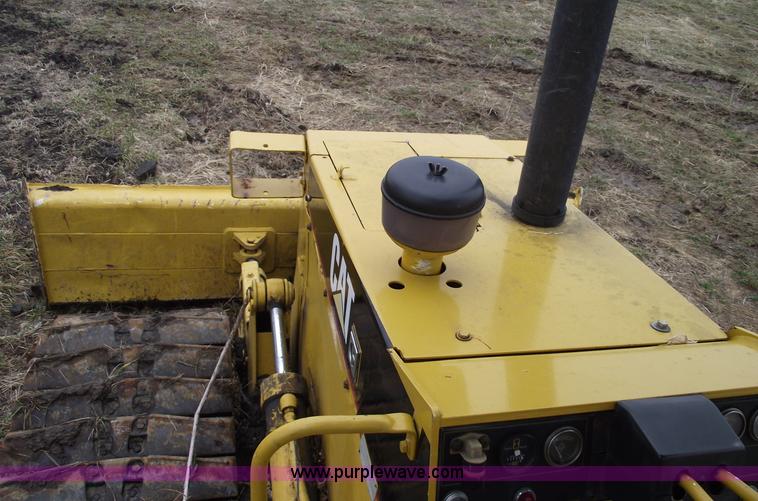 image for item 5576 1989 Caterpillar D3C dozer