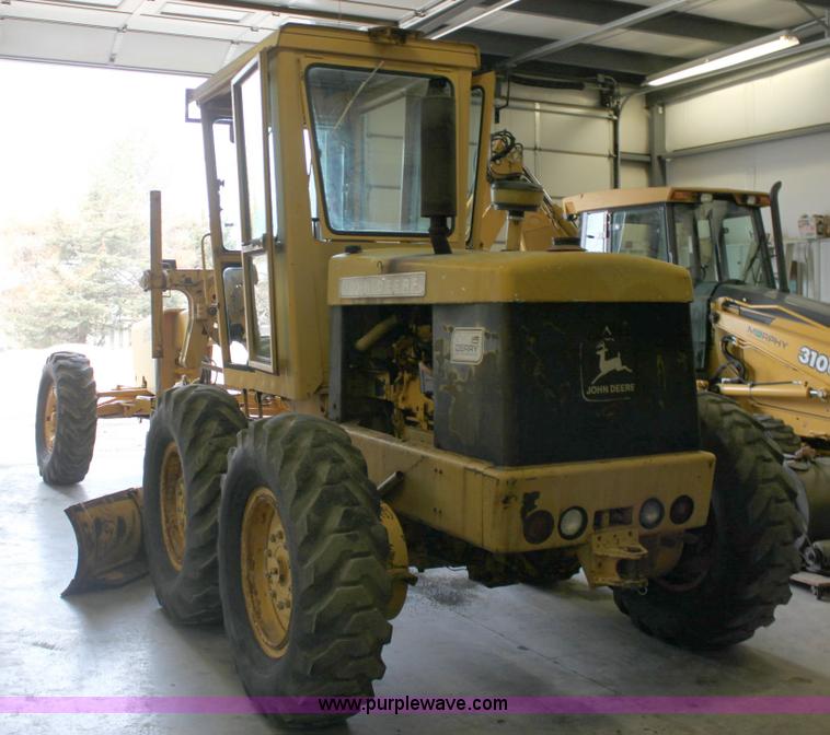 image for item 6440 1970 John Deere 570A motor grader