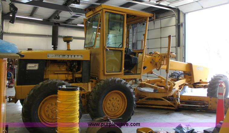 image for item 6440 1970 John Deere 570A motor grader