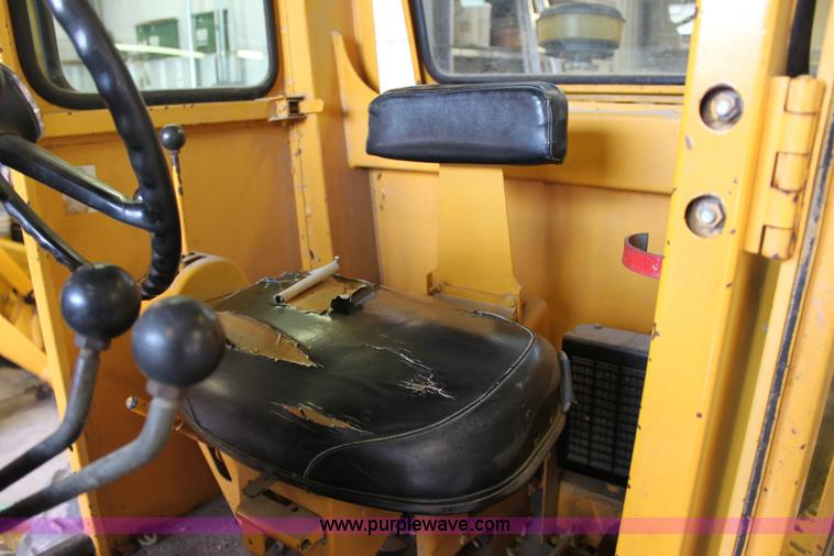 image for item 6440 1970 John Deere 570A motor grader