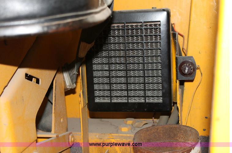 image for item 6440 1970 John Deere 570A motor grader