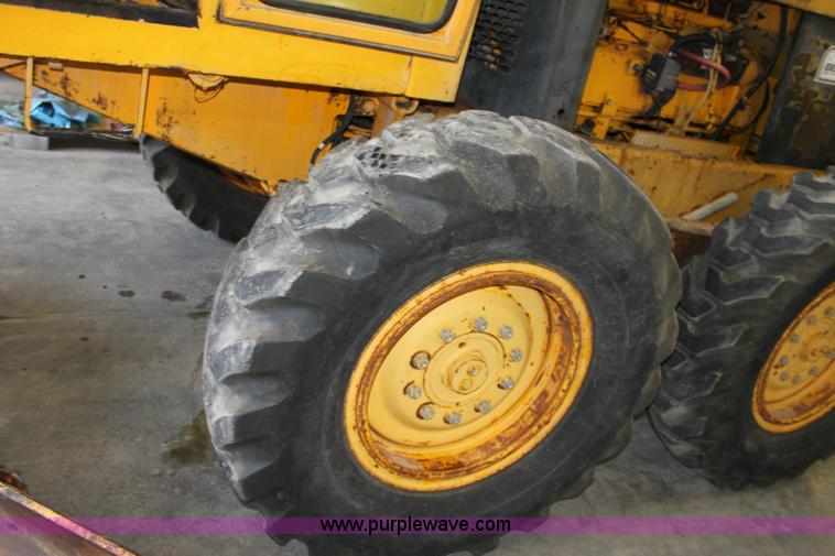 image for item 6440 1970 John Deere 570A motor grader