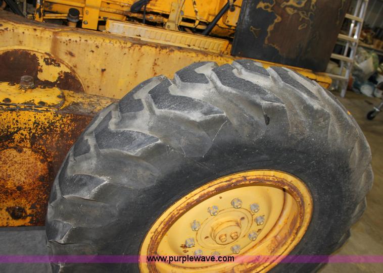 image for item 6440 1970 John Deere 570A motor grader