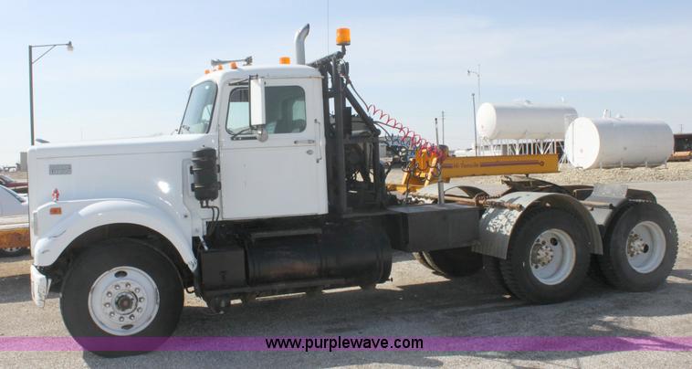 image for item 6530 1977 White RBM64T-06 Roadboss semi truck