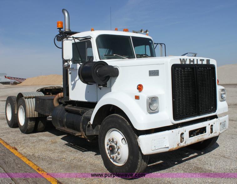 image for item 6530 1977 White RBM64T-06 Roadboss semi truck