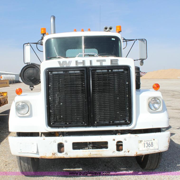 image for item 6530 1977 White RBM64T-06 Roadboss semi truck